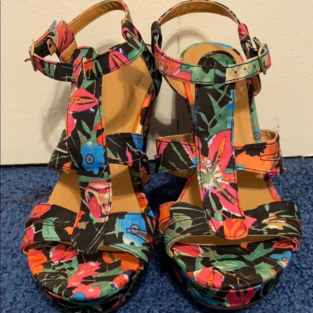Floral print wedges